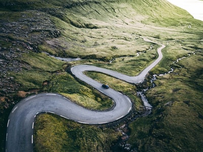 白天道路上黑色的航拍照片